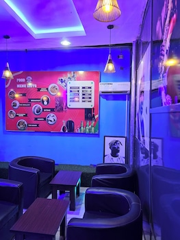 Top Nosh Lounge And Bar,,3 star