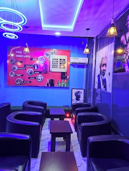 Top Nosh Lounge And Bar,,3 star