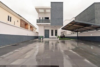 favour shortlet apartment