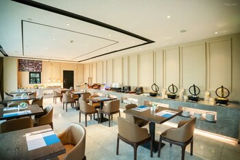 elong anyun hotel shanghai caohejing impression city hongmei road metro station branch