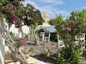 white pearl laokasti suites