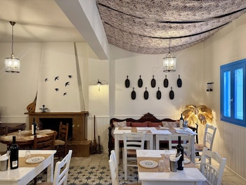 white pearl laokasti suites