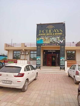 Holidays Luxury Hotel & Resort,,3 star
