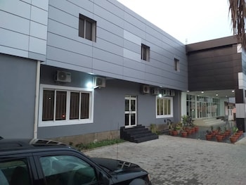 adunola serviced apartment