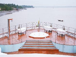 vintage luxury yacht hotel