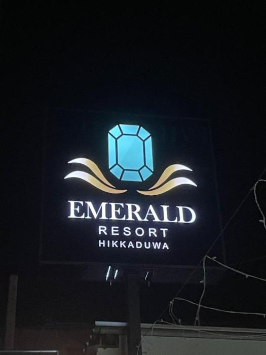emerald resort hikkaduwa