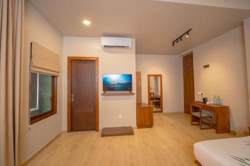 emerald resort hikkaduwa