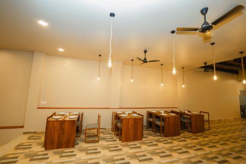 emerald resort hikkaduwa