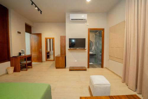 emerald resort hikkaduwa