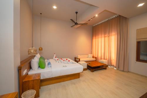 emerald resort hikkaduwa