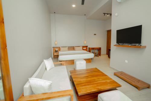 emerald resort hikkaduwa
