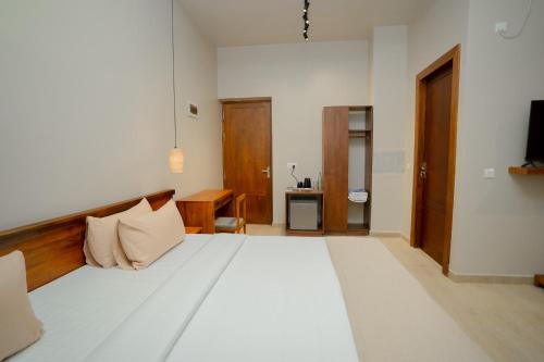 emerald resort hikkaduwa