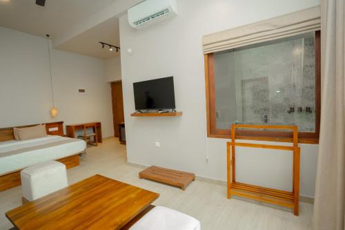 emerald resort hikkaduwa