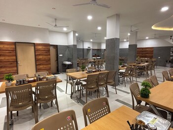 Hotel Golden Hills,,3 star