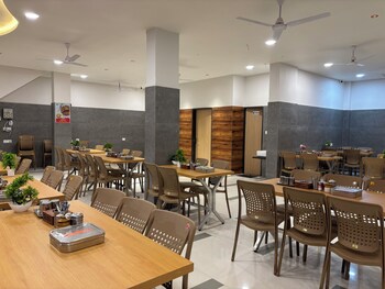 Hotel Golden Hills,,3 star