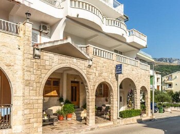 Apartments And Rooms Happiness,,2 star