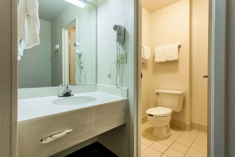 econo lodge inn and suites charlotte nc