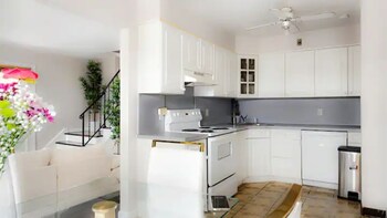 upscale 3br ny home with free parking