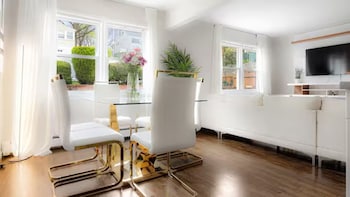 upscale 3br ny home with free parking