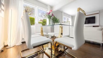 upscale 3br ny home with free parking