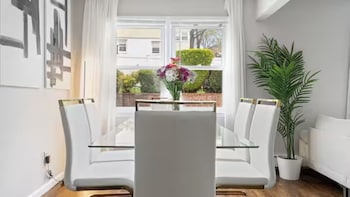 Upscale 3Br Ny Home With Free Parking,,2 star