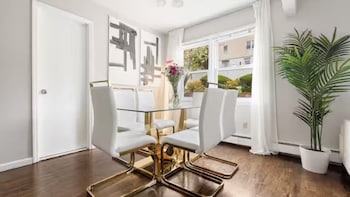 Upscale 3Br Ny Home With Free Parking,,2 star