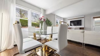Upscale 3Br Ny Home With Free Parking,,2 star