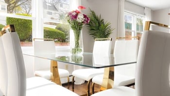 Upscale 3Br Ny Home With Free Parking,,2 star