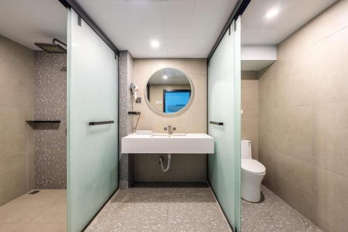 vaninn guangzhou step out to beijing road pedestrian street gongyuanqian and beijing road metro canton fair