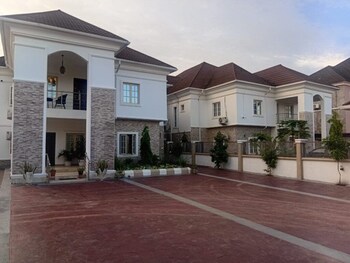 deluxe indulgence hotel and suites