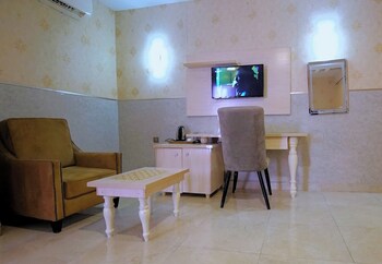 deluxe indulgence hotel and suites