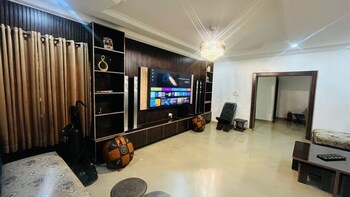 deluxe indulgence hotel and suites