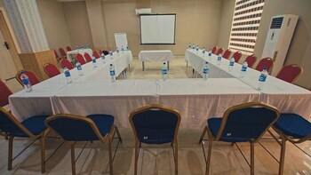 deluxe indulgence hotel and suites