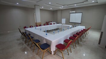 deluxe indulgence hotel and suites