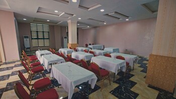 deluxe indulgence hotel and suites