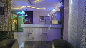 deluxe indulgence hotel and suites