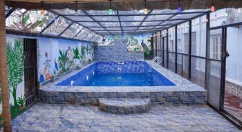 deluxe indulgence hotel and suites