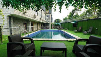 Deluxe Indulgence Hotel And Suites,,3 star