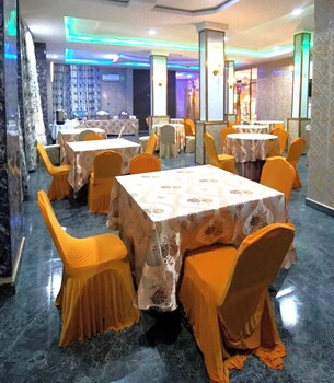 deluxe indulgence hotel and suites