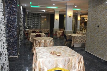 deluxe indulgence hotel and suites