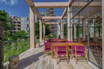 corasol modern apt with terrace
