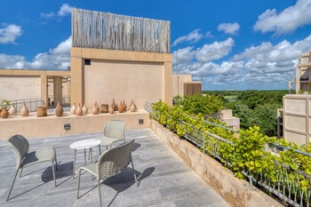 corasol modern apt with terrace