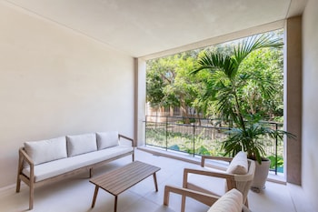 corasol modern apt with terrace