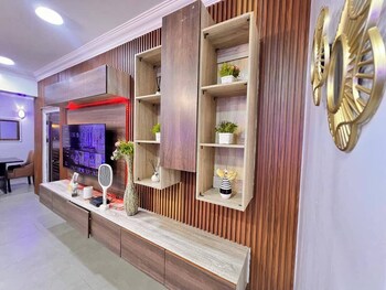 de leo apartment