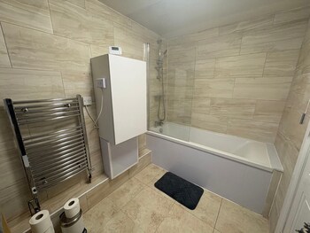 2 bed flat sleeps 3 parking wifi