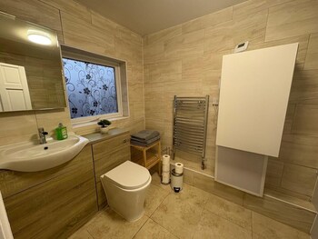 2 bed flat sleeps 3 parking wifi
