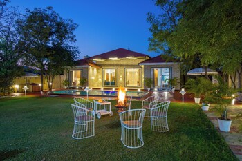 alaya stays 5bhk roohmons farm pvt pool