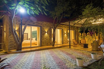 alaya stays 5bhk roohmons farm pvt pool