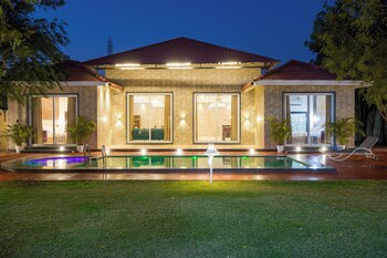 alaya stays 5bhk roohmons farm pvt pool