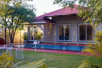 alaya stays 5bhk roohmons farm pvt pool